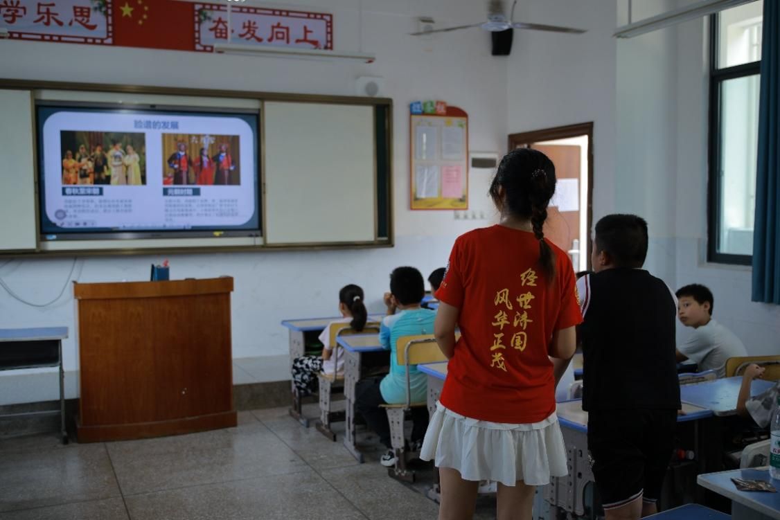小孩们在房间里玩游戏 AI 生成的内容可能不正确。