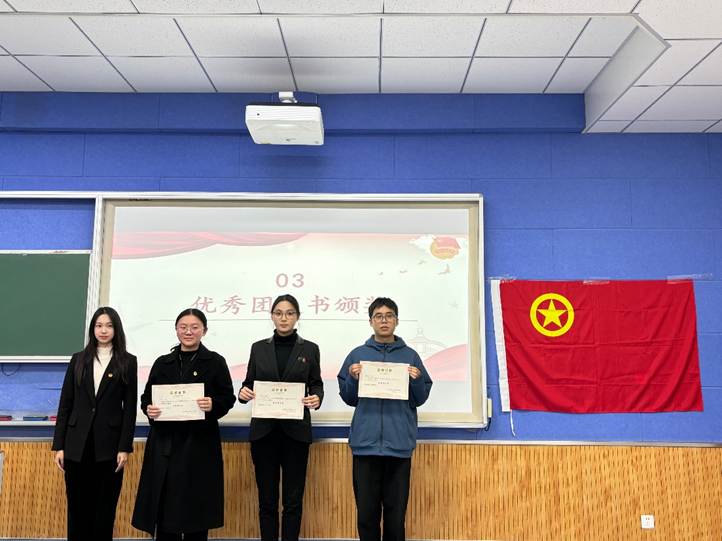 一群人站在一起AI 生成的内容可能不正确。