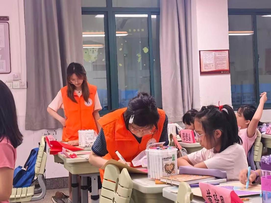 03图为志愿者帮助孩子构思72小时“大饼图”。黄思乔供图