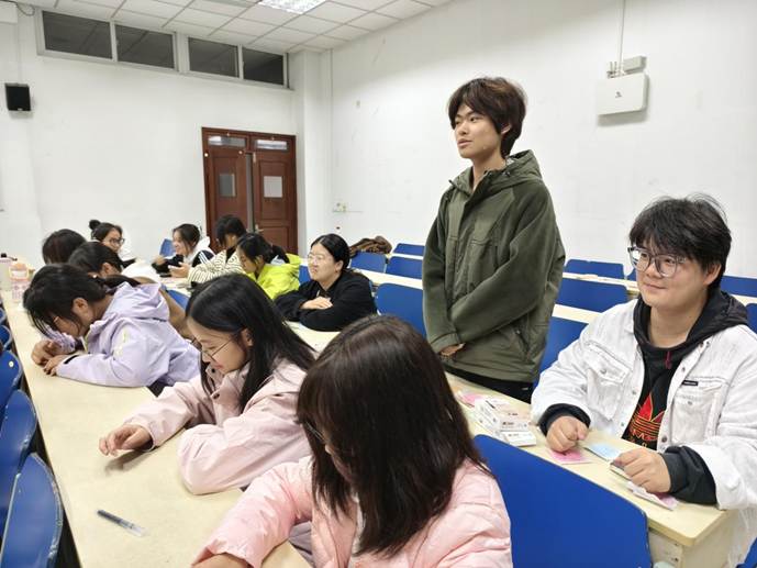 图为参与同学分享购物经历