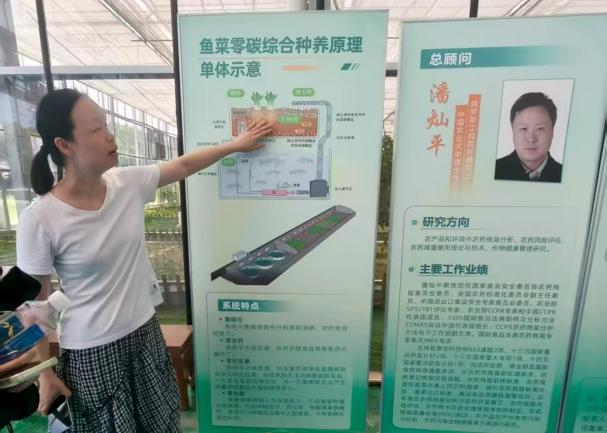 02图为基地负责人为队员讲解鱼菜共生原理。袁杨勇健 供图