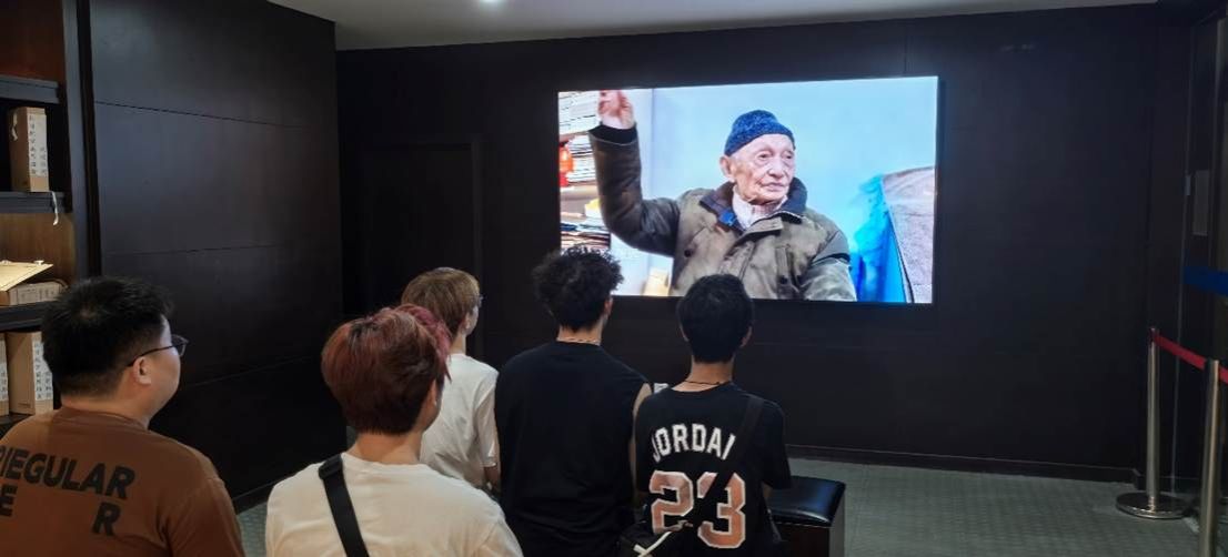 人们在电视前AI 生成的内容可能不正确。