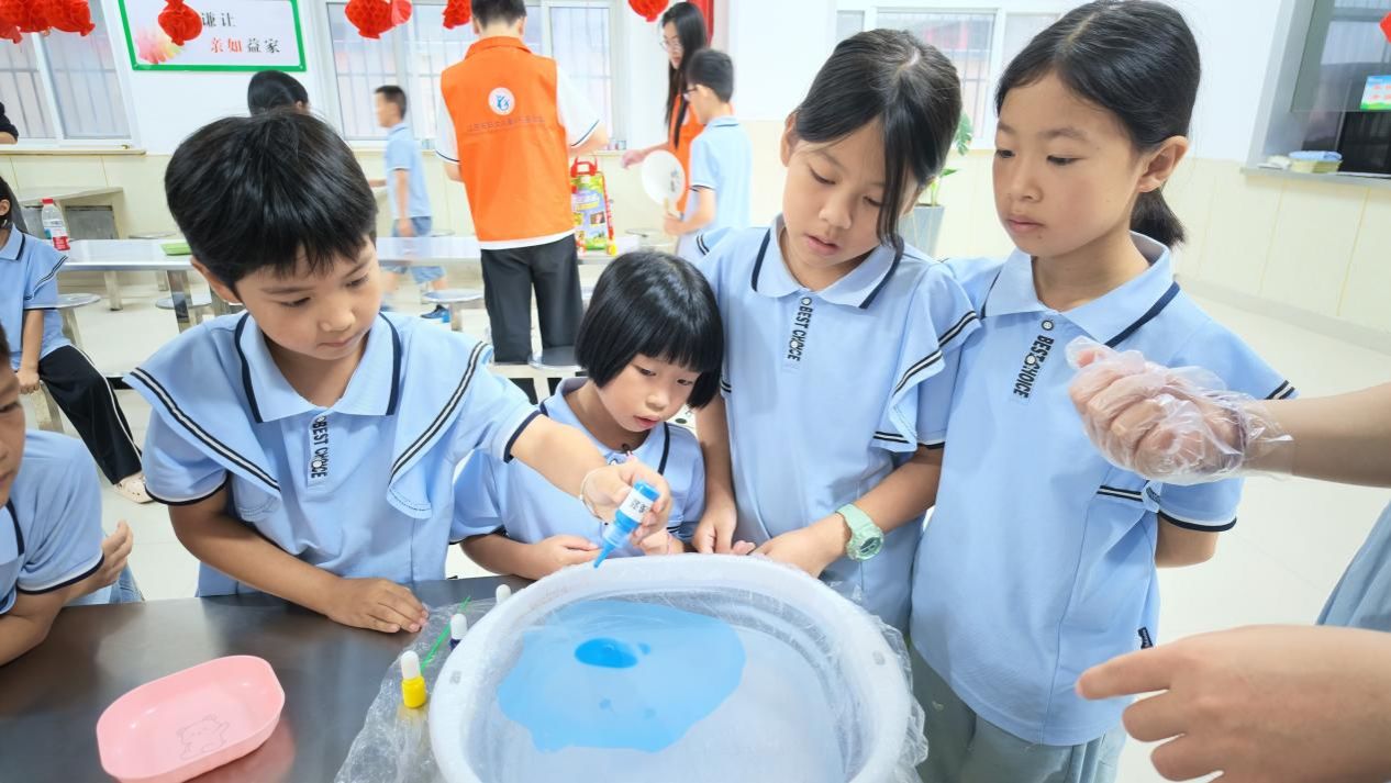 孩子向水中滴颜料(1)