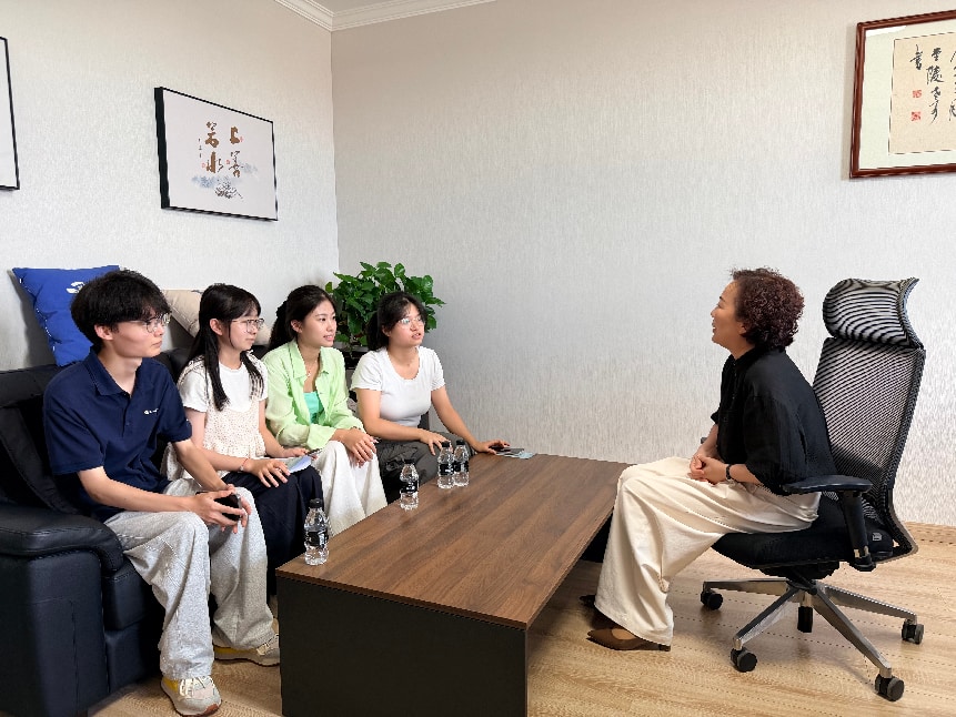 07 图为化数为金实践队在采访蒋巷村领导。李昱姣 供图。