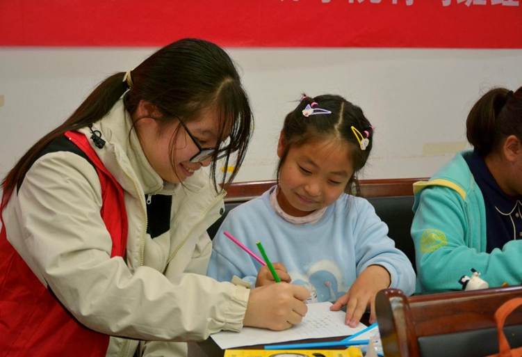 图片包含 人, 室内, 桌子, 人们AI 生成的内容可能不正确。