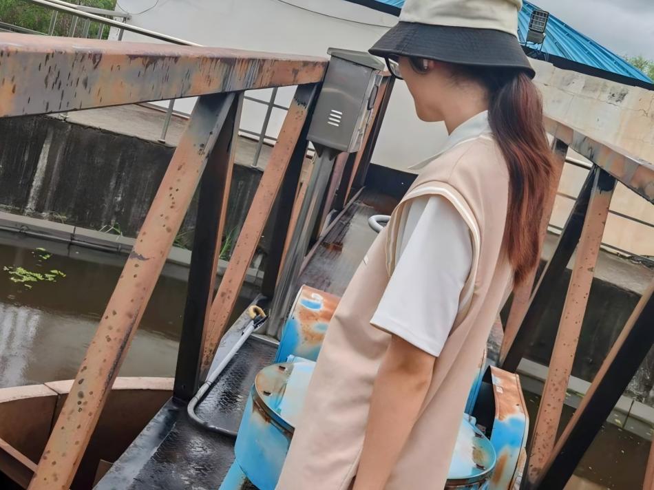 人戴着帽子 AI 生成的内容可能不正确。