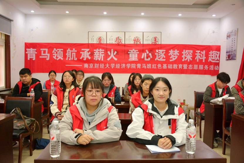 一群人在餐厅里拍照AI 生成的内容可能不正确。