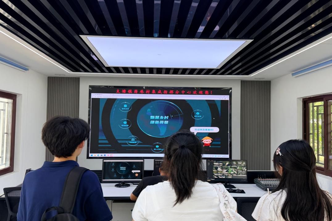 02 图为化数为金实践队在参观中控台。李昱姣 供图。