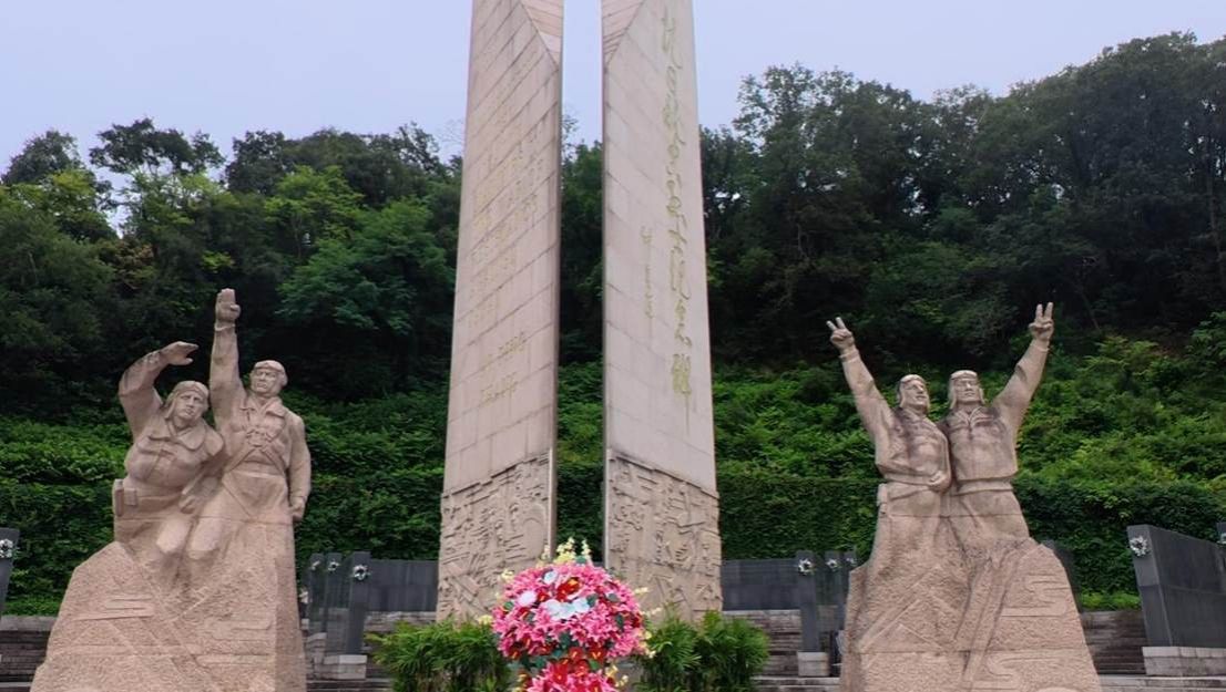 建筑前的石头雕塑AI 生成的内容可能不正确。