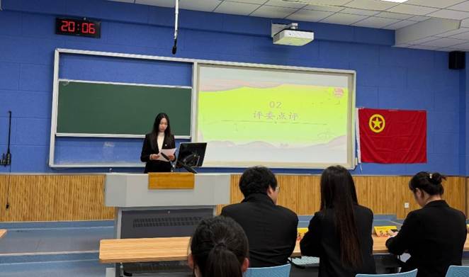 人们在看台上的人在电视前AI 生成的内容可能不正确。