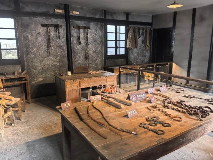 图片包含 室内, 窗户, 桌子, 建筑AI-generated content may be incorrect.