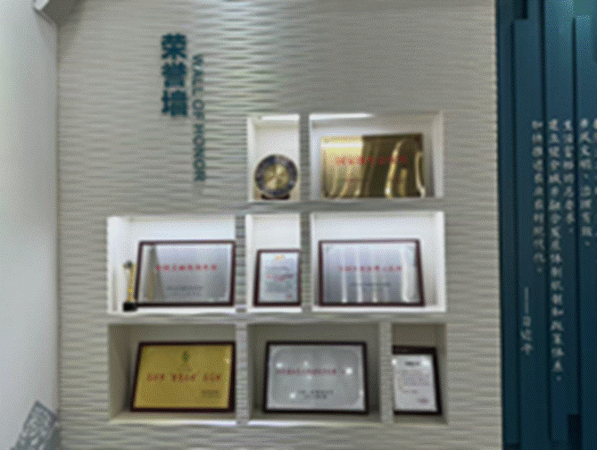 蓝色的门AI-generated content may be incorrect.