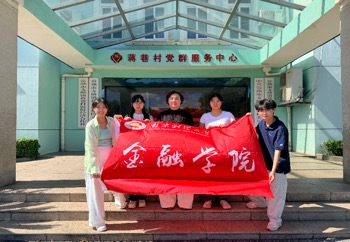 12 图为化数为金实践队与蒋巷村领导合影。李昱姣 供图。