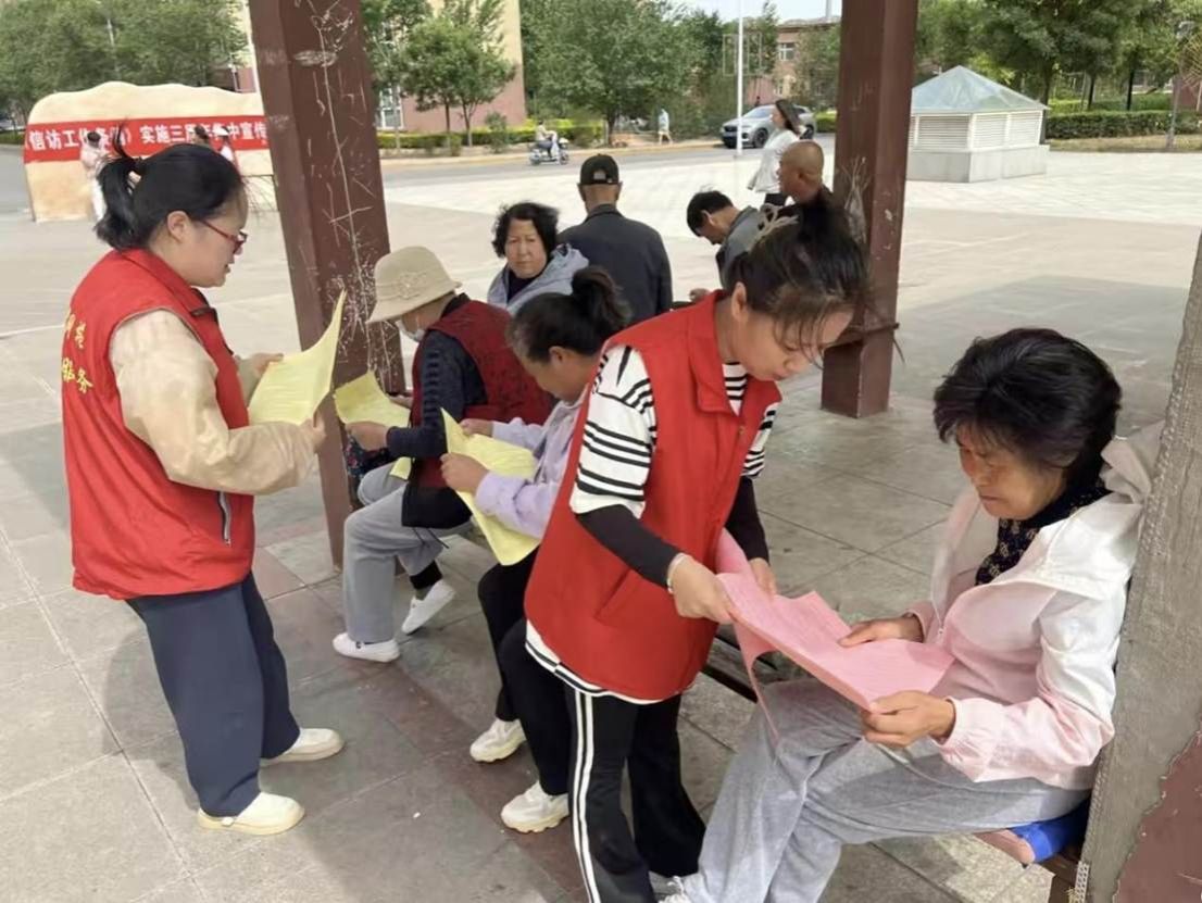 图1为在社区向老年居民发放反诈宣传资料。
