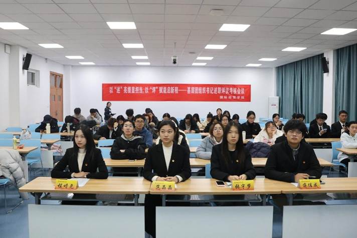 人们在看台上的人在餐厅里AI 生成的内容可能不正确。