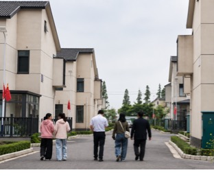 现代社区街道上的悠闲漫步