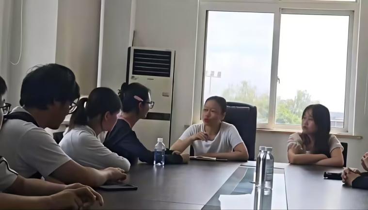 01图为团队队长王沈依对基地负责人进行采访。朱轩霆 供图