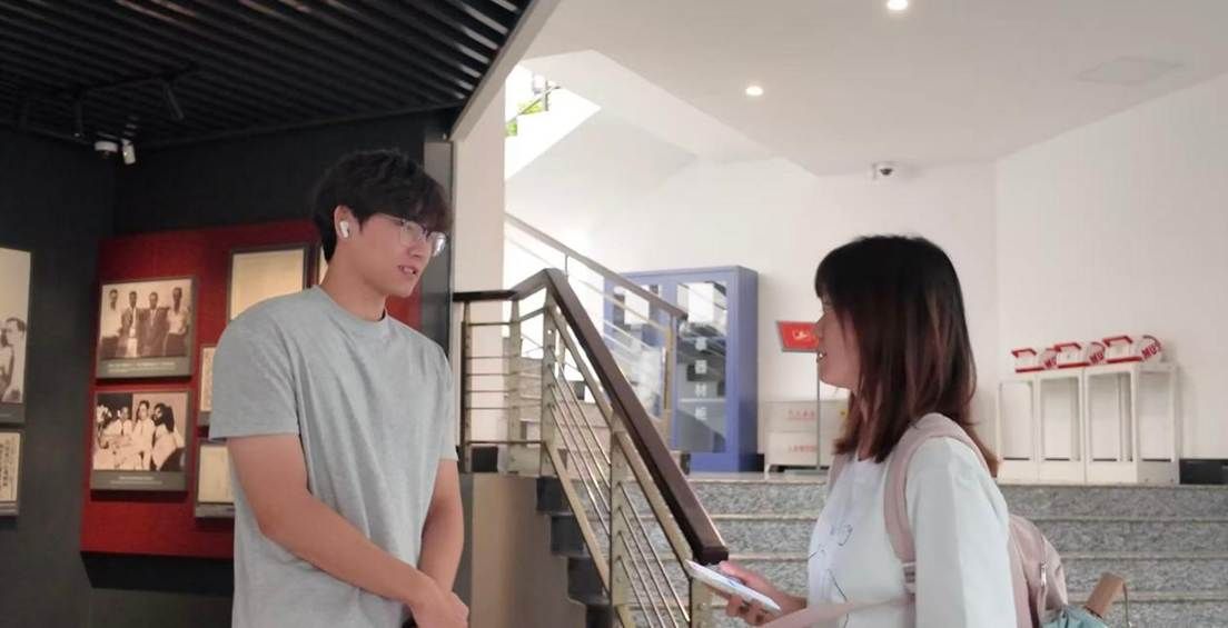 图为小队成员随机采访馆内学生游客 詹婧怡 供图