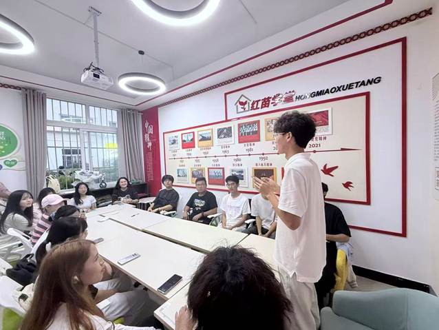 图3 主持人讲解互动游戏规则