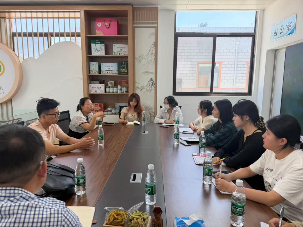 05图为负责人与团队成员座谈现场。翁辰老师供图