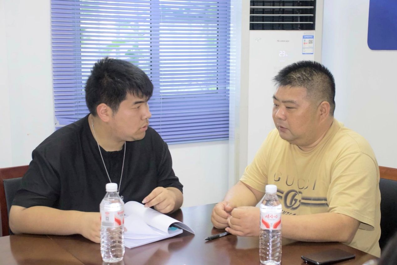 一些人在桌子前 AI 生成的内容可能不正确。