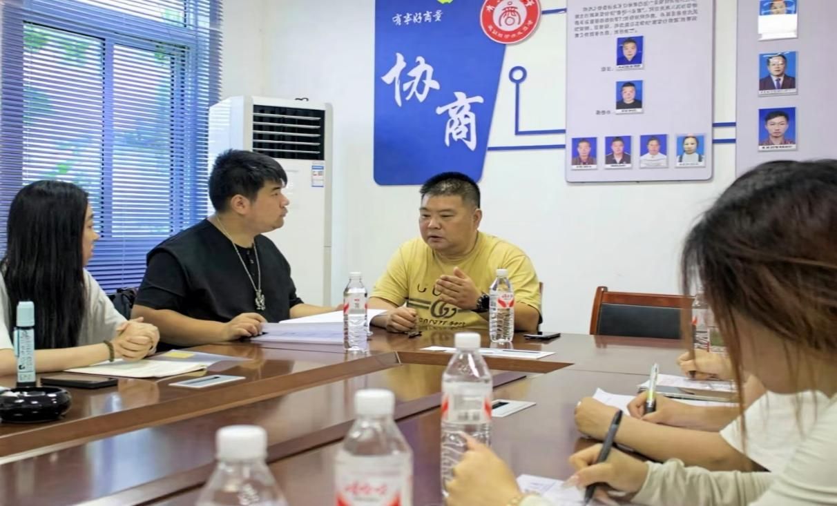 一群人坐在桌子前 AI 生成的内容可能不正确。