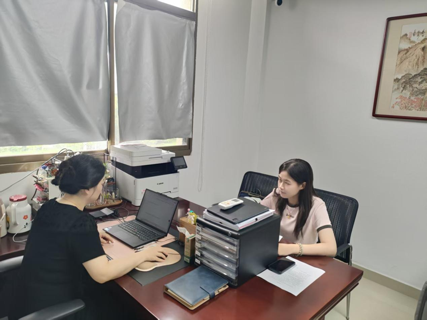 桌子上放着笔记本电脑的人 AI 生成的内容可能不正确。