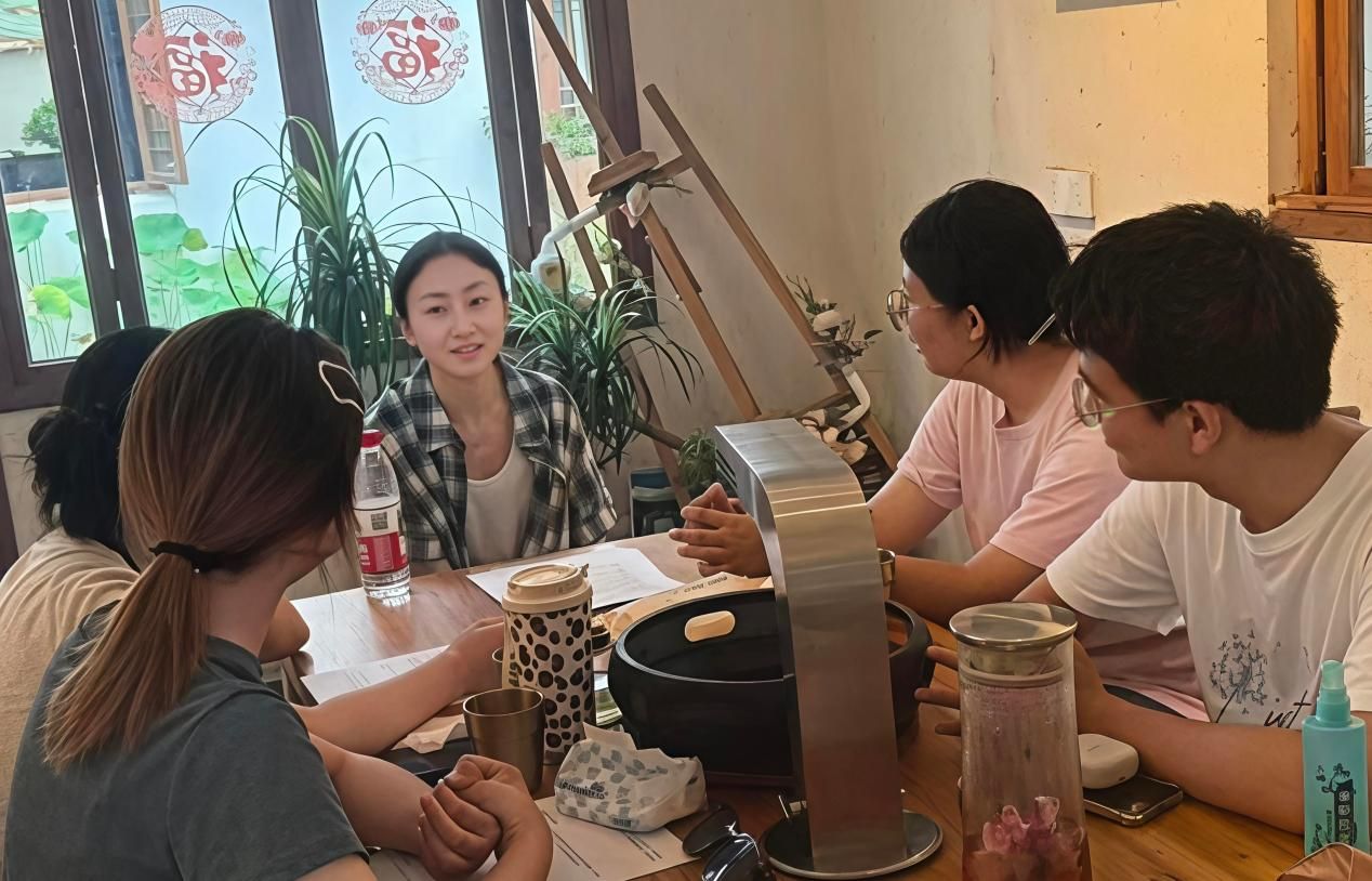 03与窝窝里商户进行访谈 高艺铭摄