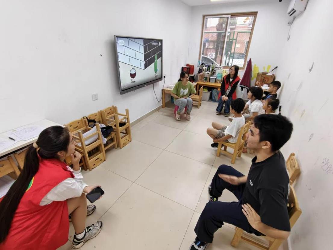 03图为实践队员协助开展课堂。 凤语嫣供图