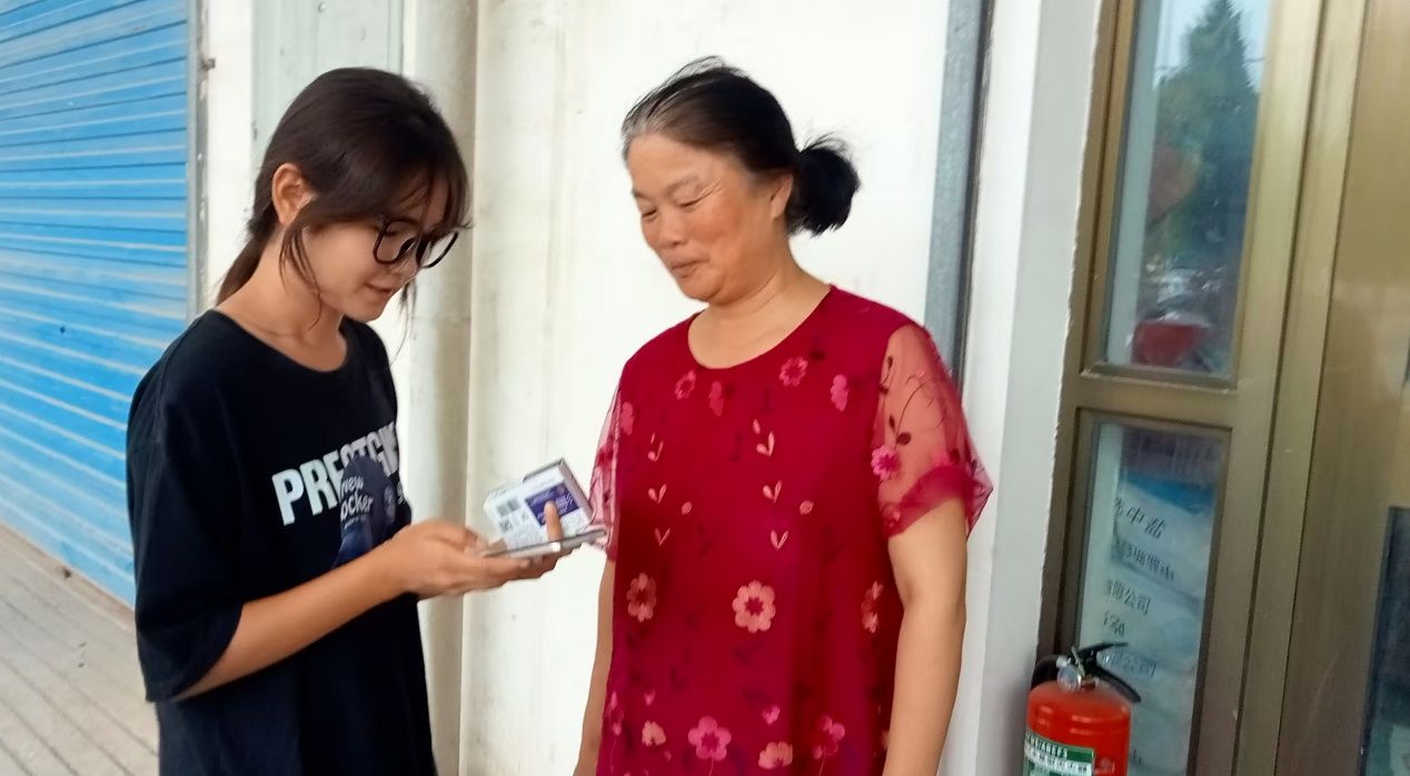 人站着 AI 生成的内容可能不正确。