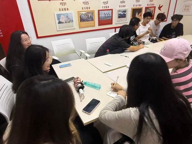 图2 写下宿舍关系卡片