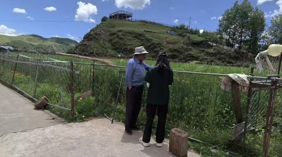 图为实践队员采访农户关于高原农作物如青稞、马铃薯等问题【甘孜】-德吉琼措供图