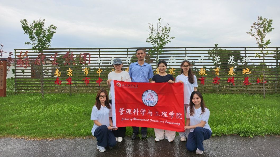 小孩们在路上 AI 生成的内容可能不正确。