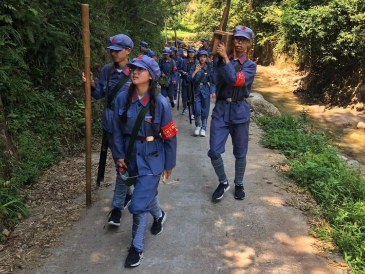 "红旗护卫队"急行军途中               图源/周菲