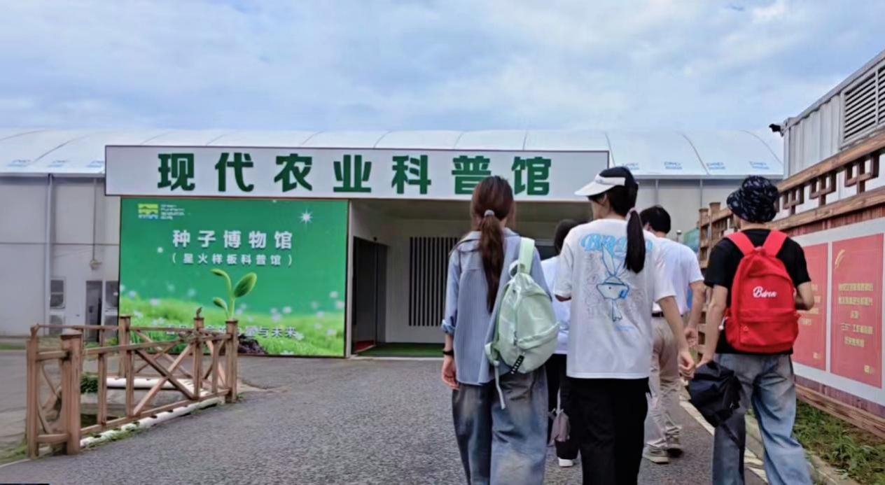 一群人站在路旁 AI 生成的内容可能不正确。