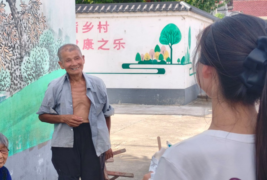 男人和女人在街道上 AI 生成的内容可能不正确。
