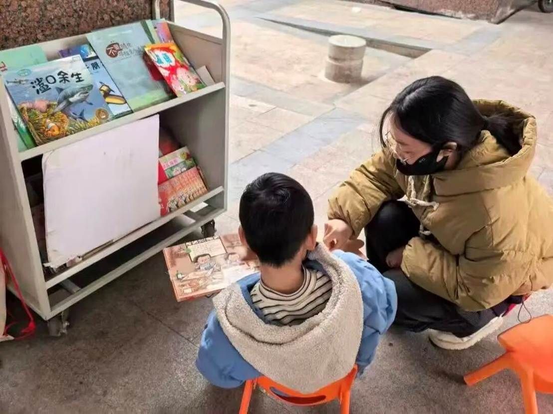 小孩在地上AI 生成的内容可能不正确。