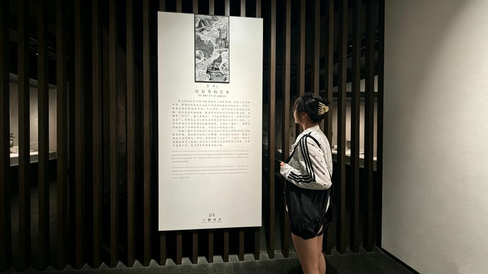 03图为团队成员了解六朝青瓷相关历史文化。张佳慧 供图