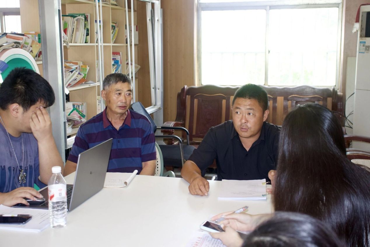 一群人坐在桌子前 AI 生成的内容可能不正确。