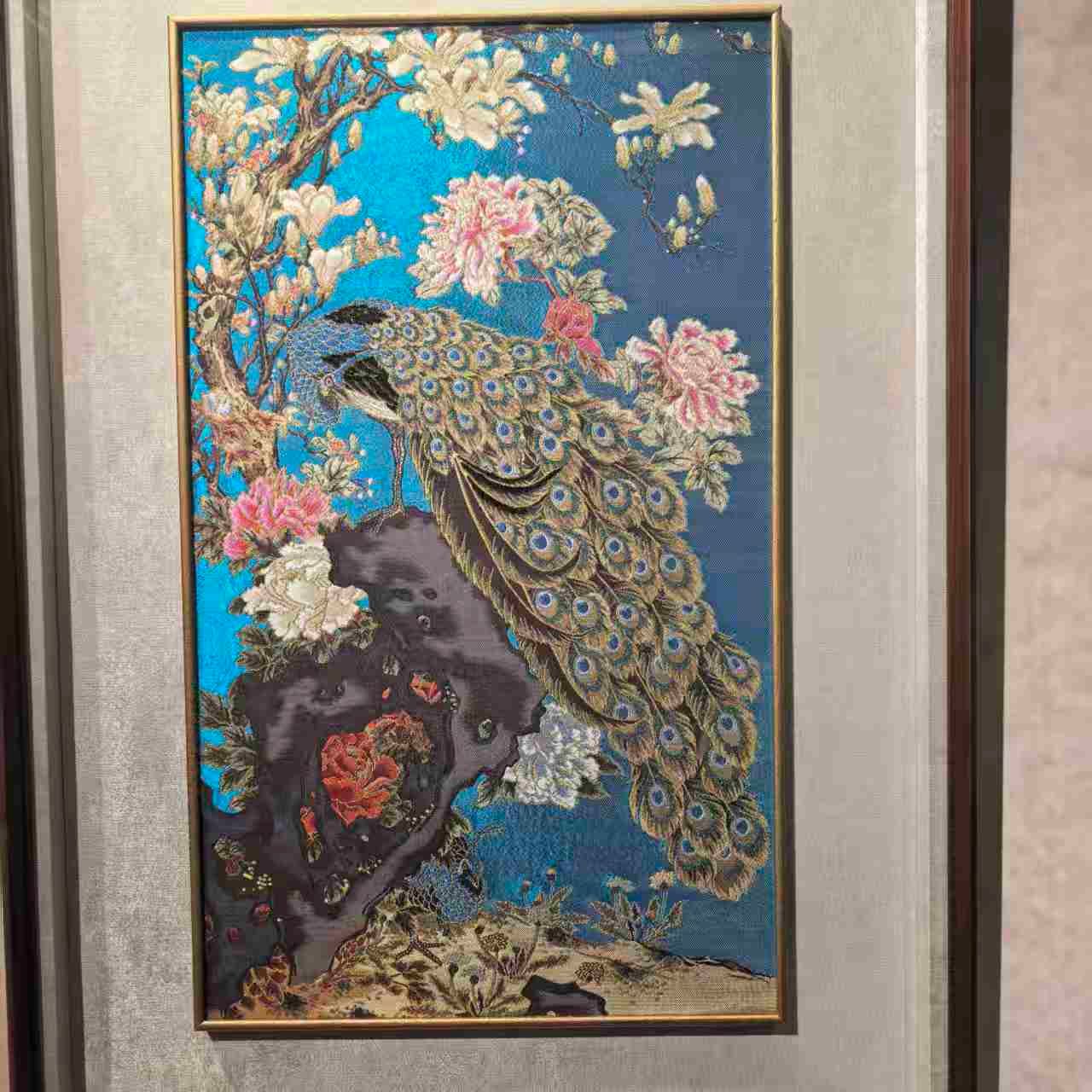 08 图为妆花工艺孔雀牡丹主题云锦作品,色彩层次丰富,展现了云锦 “通经断纬” 的独特技法。杭鑫 供图
