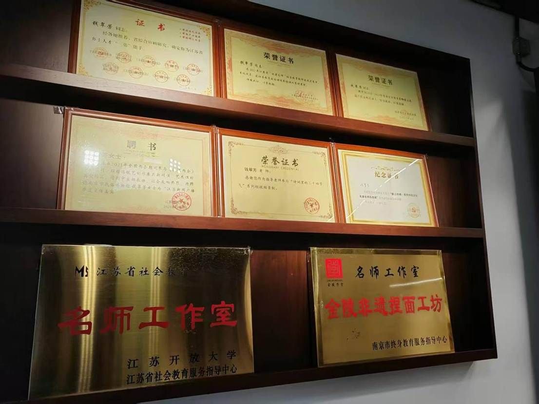 图为钱老师工作室荣誉展示 王妍羲 供图