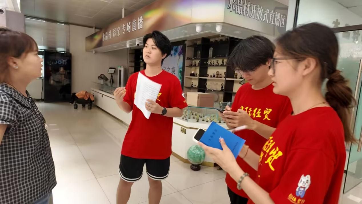 图片包含 人, 室内, 站, 小孩 AI 生成的内容可能不正确。