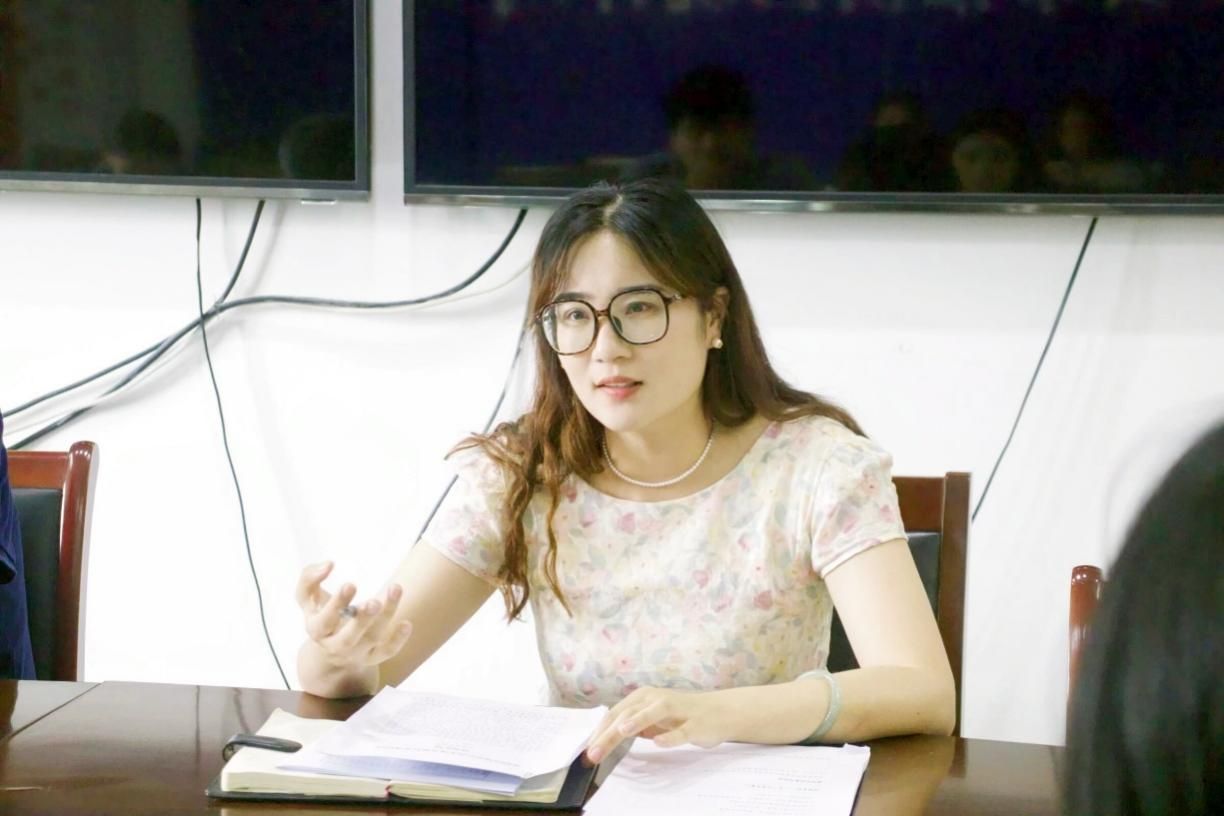图片包含 人, 室内, 桌子, 电脑 AI 生成的内容可能不正确。