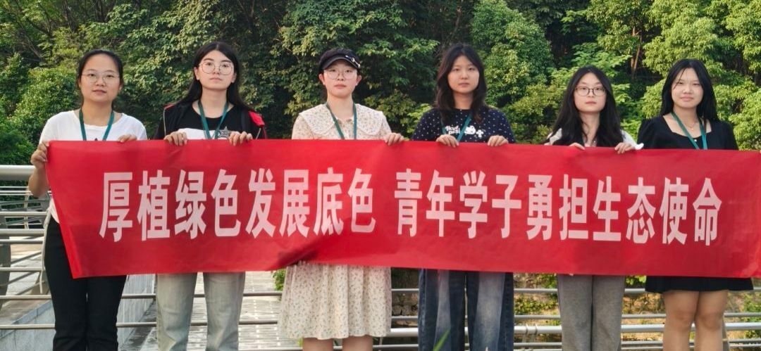 一群人站在台上 AI 生成的内容可能不正确。