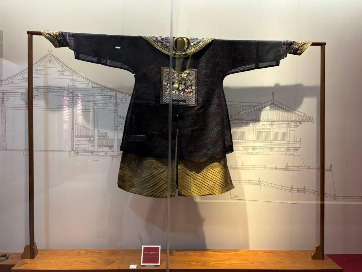 06 图为清代官服展品,胸前补子纹样与云锦面料工艺体现了古代服饰的等级规制。孙雨昕 供图