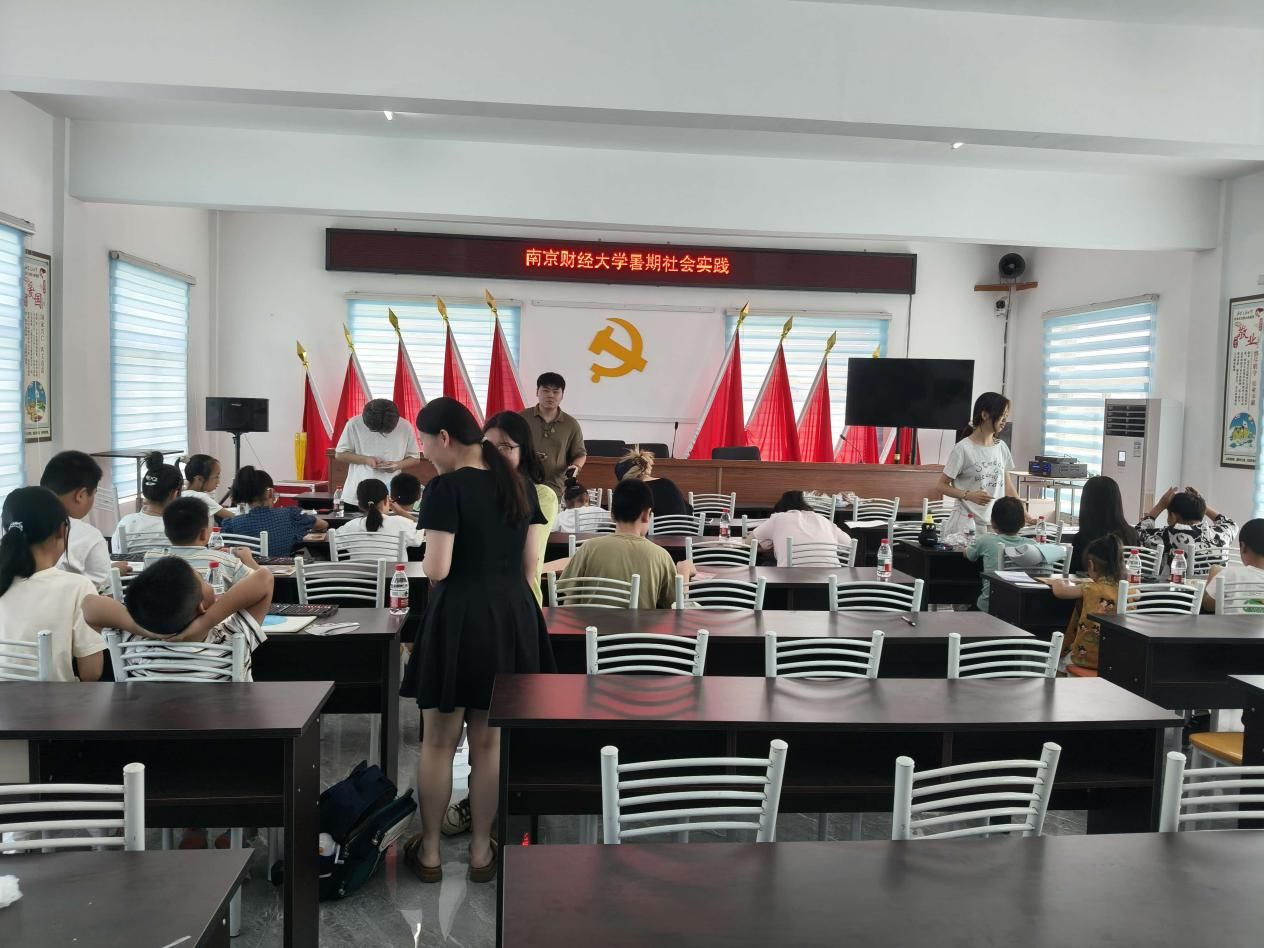 02图为团队成员教授孩子们如何折纸 费诗婷供图