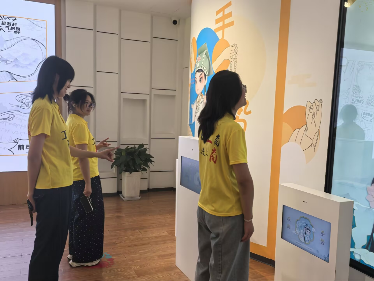 图为队员参与互动体验，沉浸式学习昆曲知识。马妍 供图