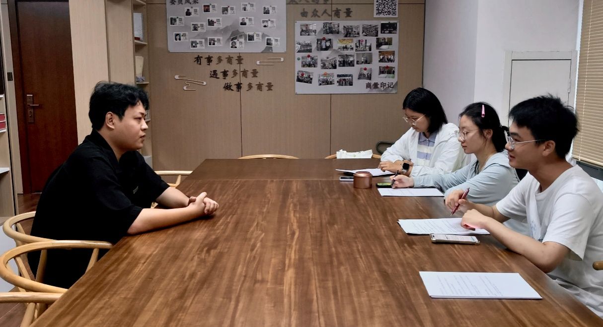02村委会主任采访 倪涵露摄