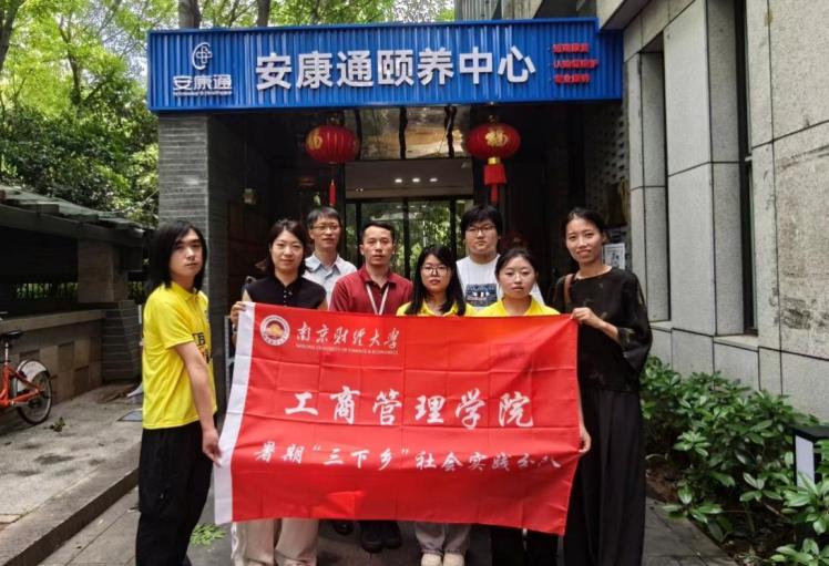 男人和女人在街道边走 AI 生成的内容可能不正确。