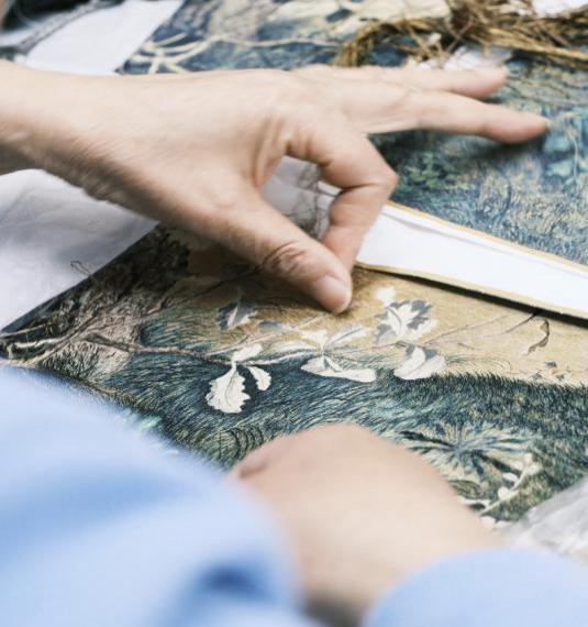 图为传承人展示苏绣针法。王熙媛 供图